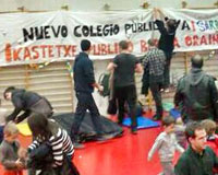 Decenas de personas pasan la noche en el Colegio Público de Sarriguren para pedir un nuevo centro