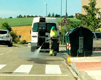 Técnicos de la Macomunindad limpian y higienizan los contenedores de basura de Sarriguren