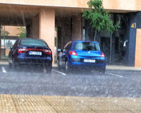 El granizo y una fuerte tormenta hicieron acto de presencia en Sarriguren ayer por la tarde