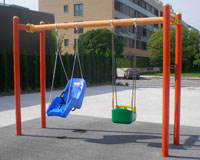 Adaptados tres parques infantiles de Sarriguren a niños con minusvalías físicas y psíquicas