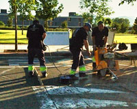 El Ayuntamiento recrece el badén junto a la parada de taxis de Sarriguren