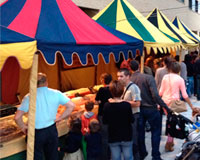 Comerciantes y feriantes califican de gran éxito el mercado y circo medieval en Sarriguren