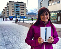 Nuestra vecina Maider Onsalo ya disfruta del iPad mini sorteado por Vivir en Sarriguren