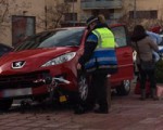 Un coche perdió el control ayer en la avenida Reino de Navarra de Sarriguren