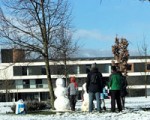 La nieve llegó el viernes y cubrió las calles de Sarriguren